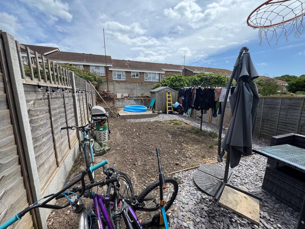 Lot: 107 - BAY-FRONTED FREEHOLD HOUSE FOR INVESTMENT - Rear garden